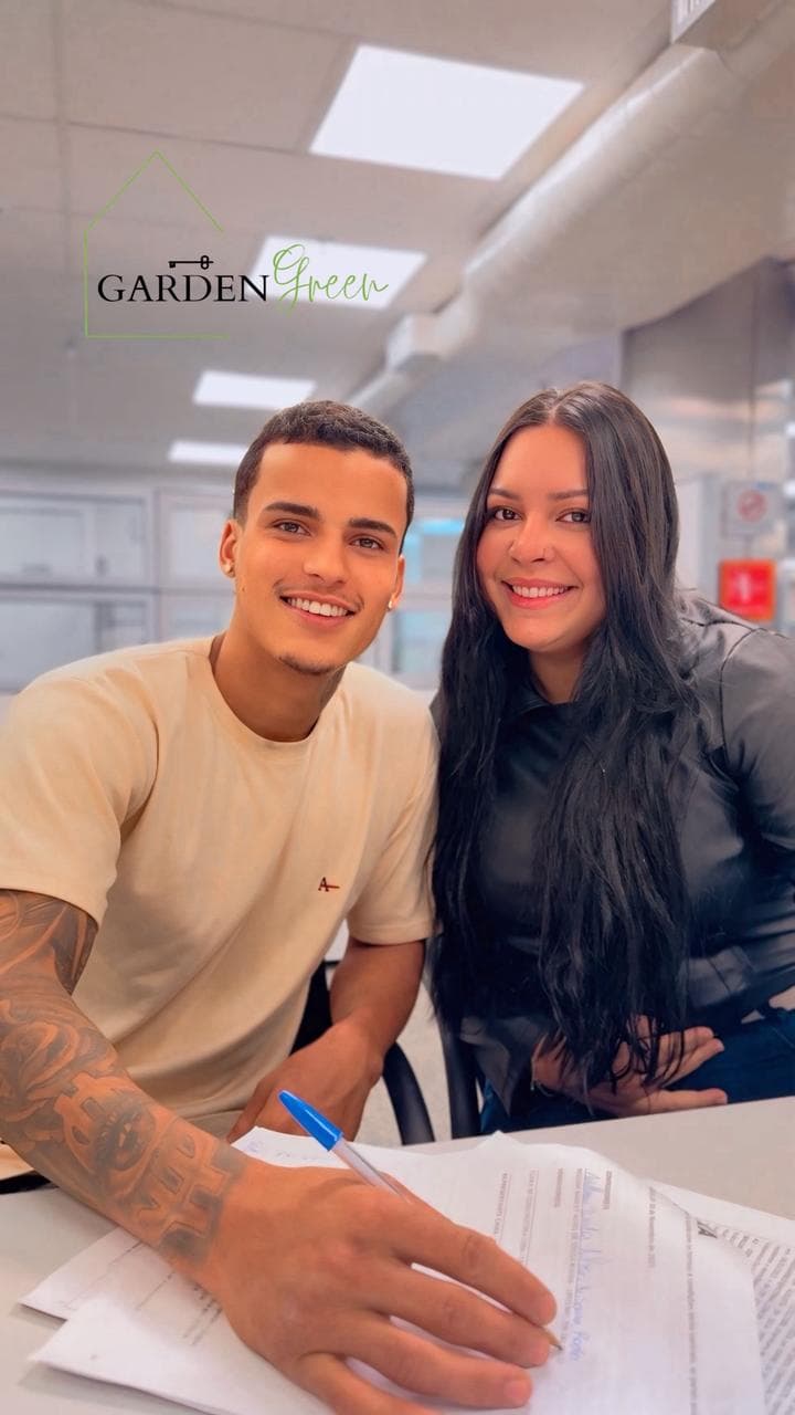 Cliente conferindo documentação